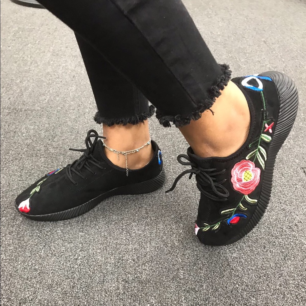 Ladies lace up light weight sneakers. Black